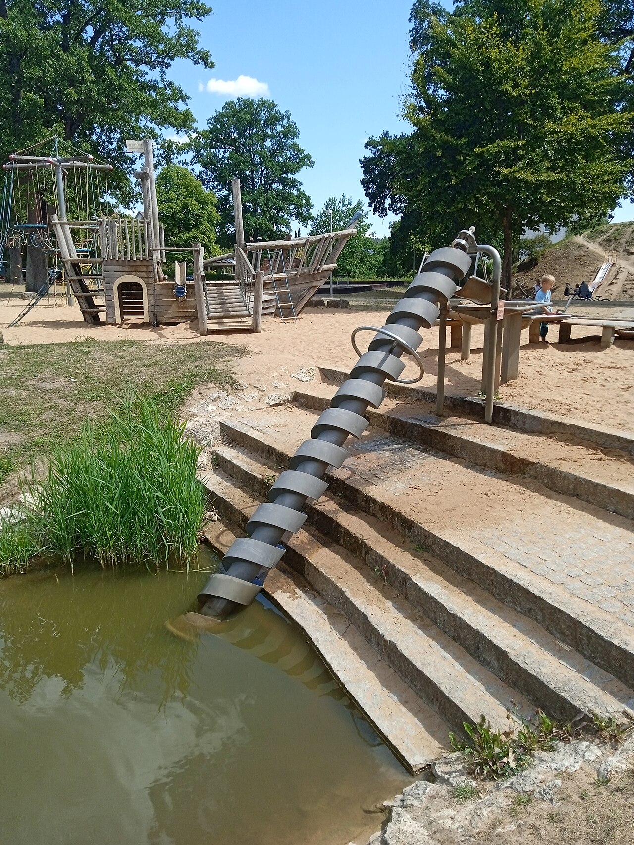 Modern demonstration of an Archimedean screw water-lifting device